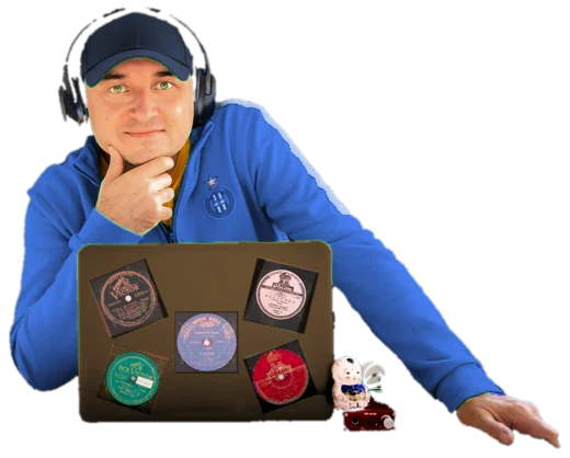 Etienne Buraud, casque sur les oreilles, devant son ordinateur couvert d'étiquettes de 78 tours